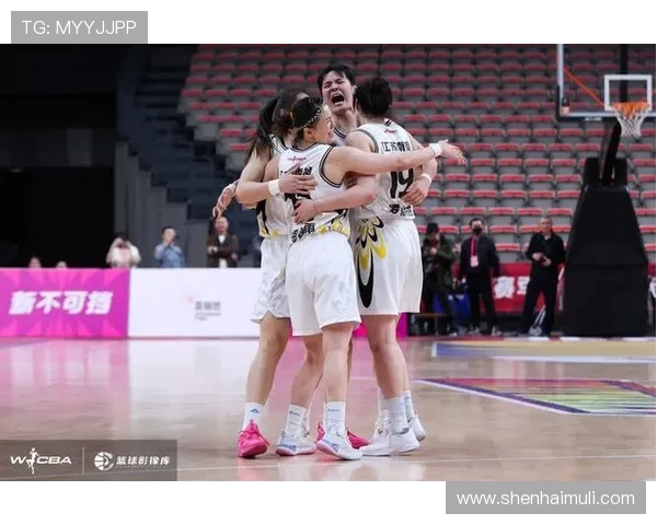 风暴与狂热女篮激战正酣比分胶着精彩瞬间回顾